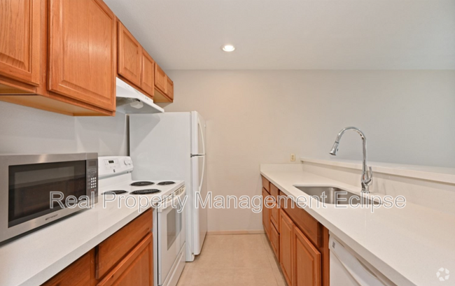 Building Photo - 5844 NE 75th St Unit #C-103 Rental