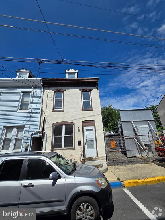 Building Photo - 330 Moss St Rental