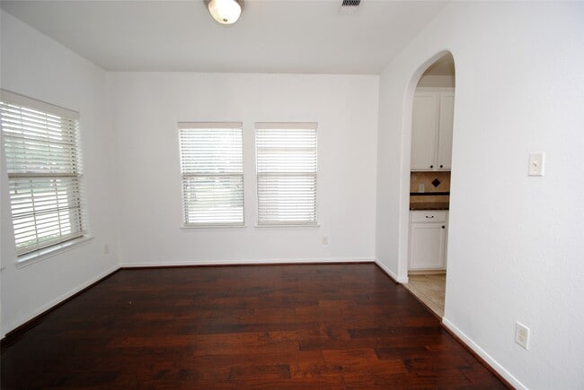 Photo - 402 Mornington Ln