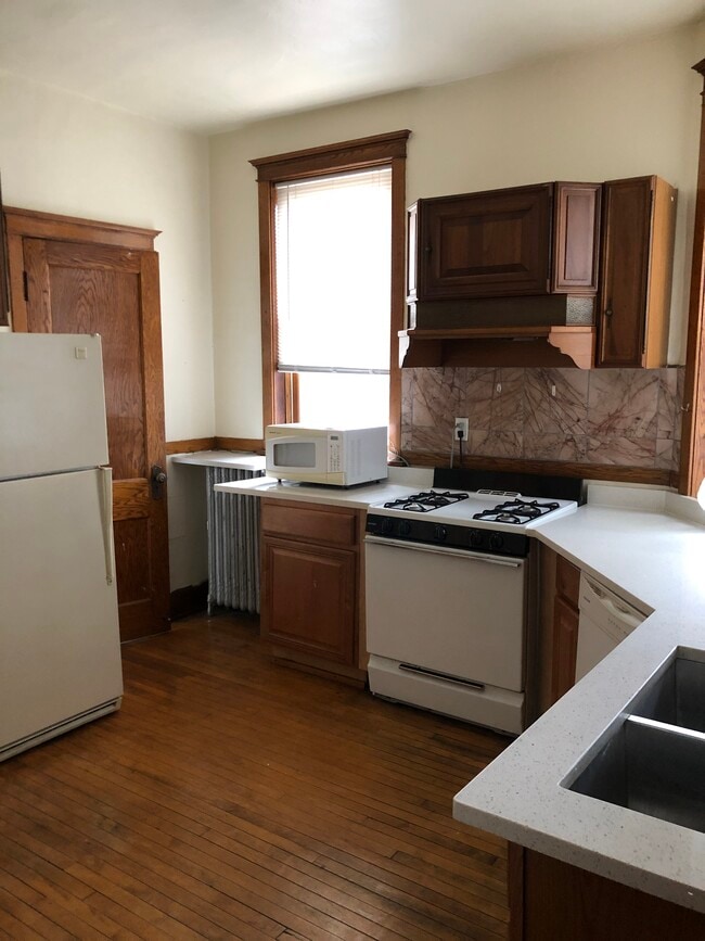 Building Photo - 3326 N Clark St Rental