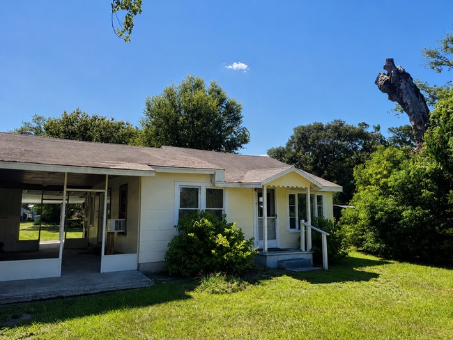 Building Photo - Cute 2BR Duplex in Zephyrhills