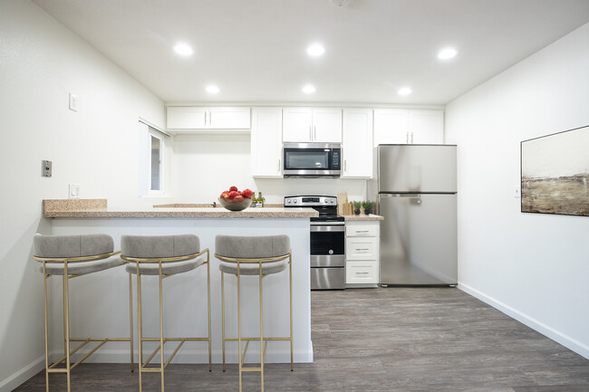 Updated kitchen with breakfast bar - Country Squire Apartments