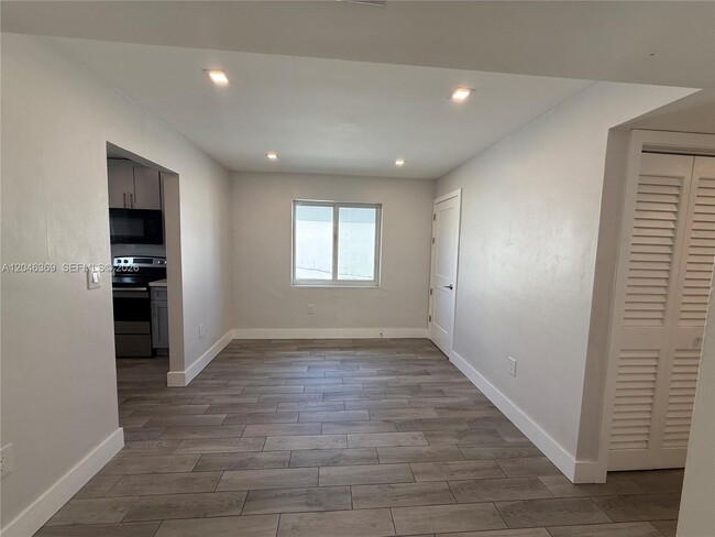 Photo - 835 SE 12th St