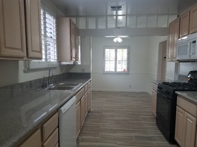 Photo - 6929 Encino Ave