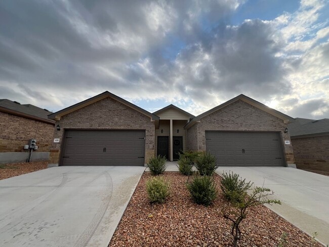 Photo - Luxury 3/2 duplex in NBTX