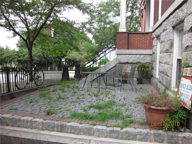 Photo - 100 Bowen St
