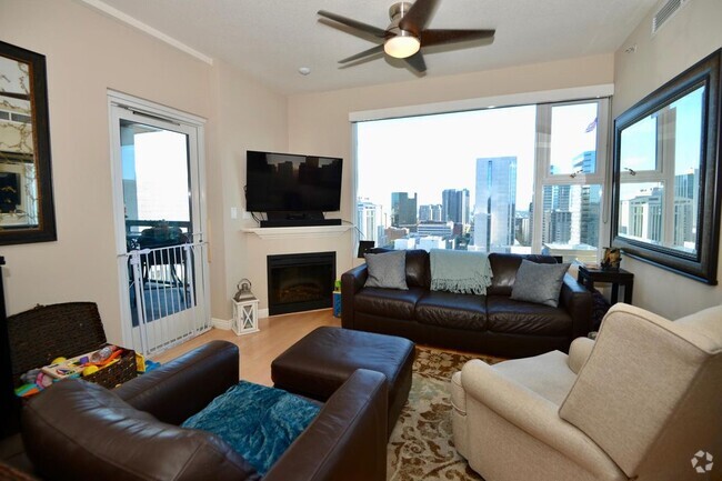 Building Photo - 300 W Beech St Unit 2020 Rental