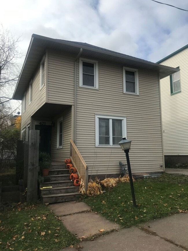 Building Photo - Duluth, MN - 4 bed - 2 bath - Single Famil...