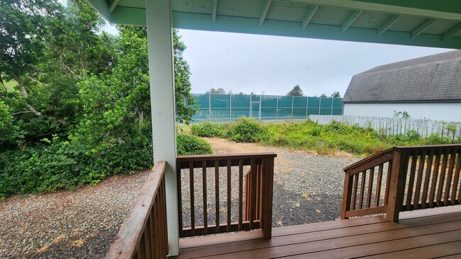 109 N Port Loop NW