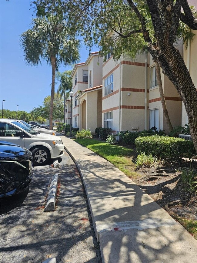 Building Photo - 3470 Pinewalk Dr N Unit 221
