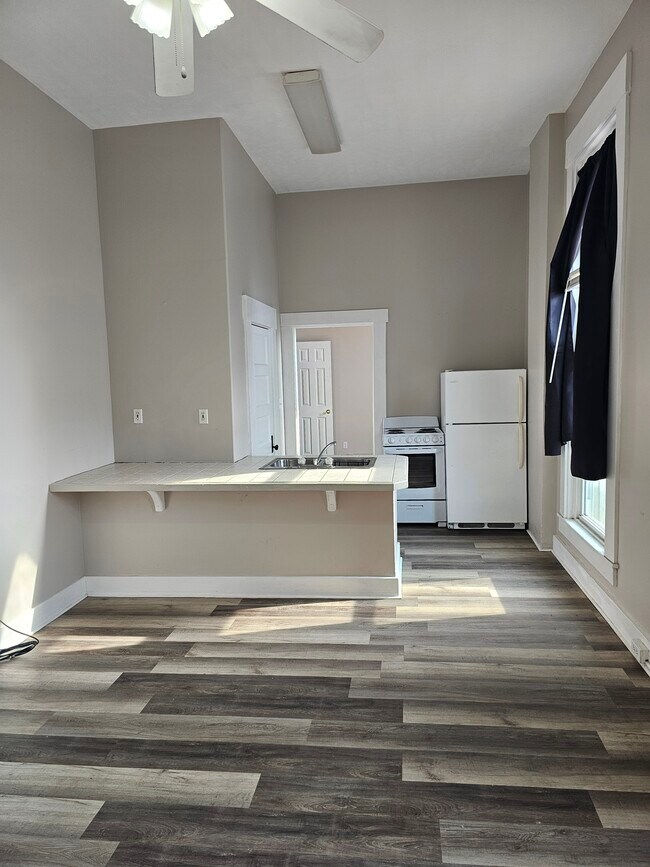 Photo - 101 E Main St Unidad B