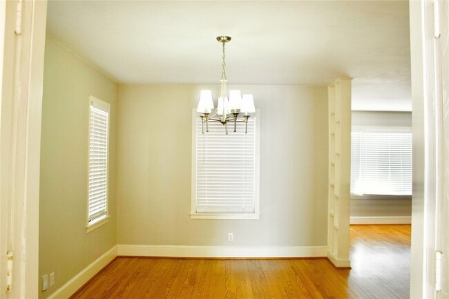 Photo - 1002 Waltway Dr