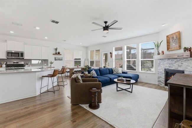 Photo - 209 Zamora Xing