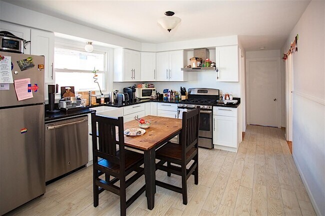 Building Photo - 22 Murdock St Unit 2