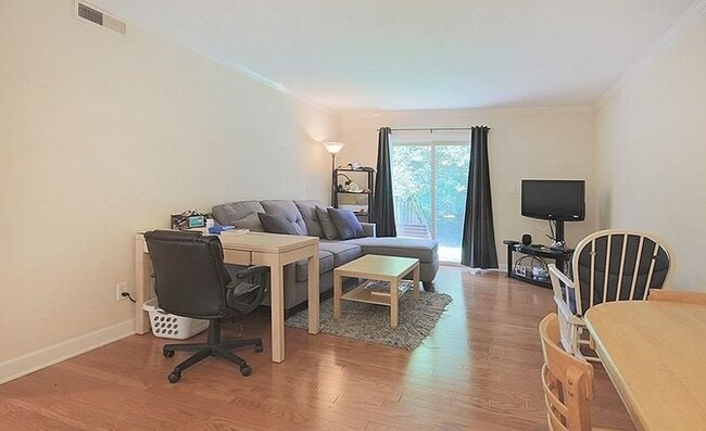 Building Photo - 1513 E Franklin St Unit 123