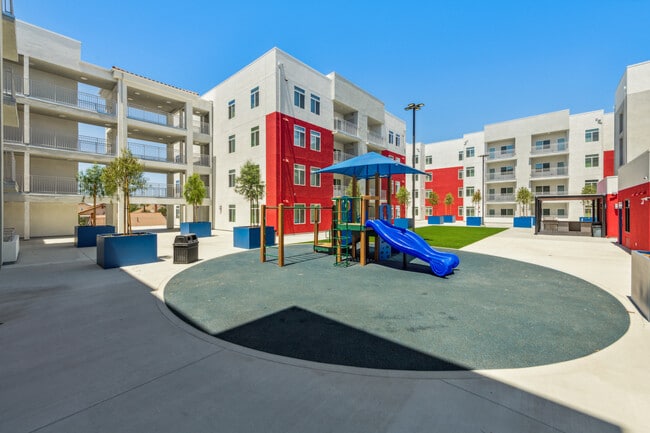 Photo - Valencia Pointe