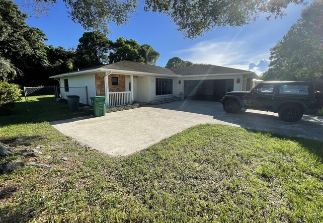 Building Photo - 2616 Newport Dr Rental