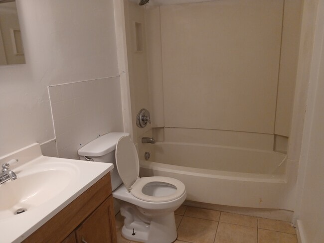 Photo - 861 W 48th St