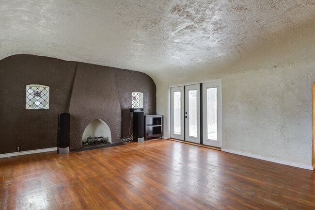 Photo - Charming Tuscany Villa block away from TTU