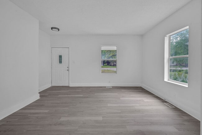 Photo - 1128 W Broadway St