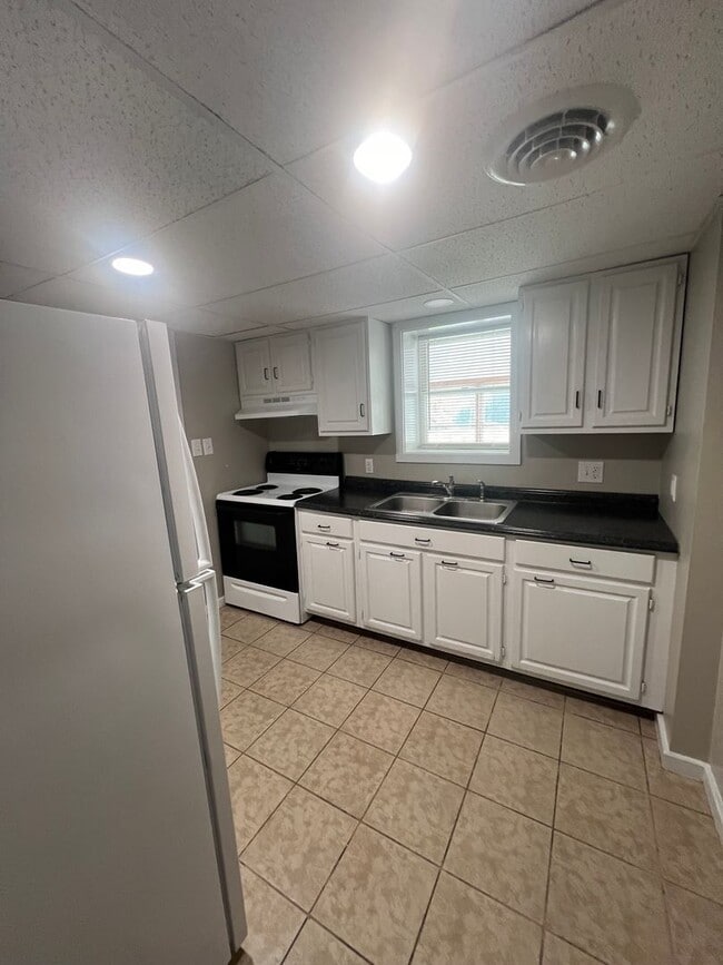 Building Photo - 1762-1766 W Trindle Rd Unit Apt 2