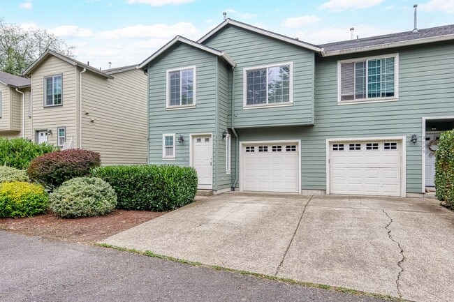 MUST SEE!!! This well-maintained 3 bedroom... - MUST SEE!!! This well-maintained 3 bedroom... Townhome