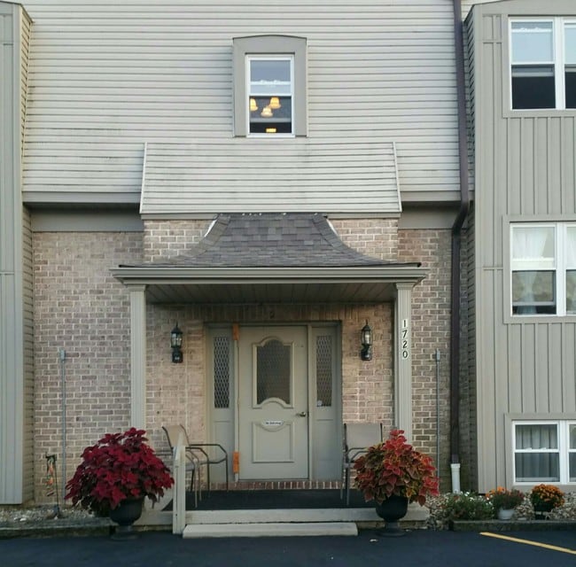 Photo - Carriage Arms