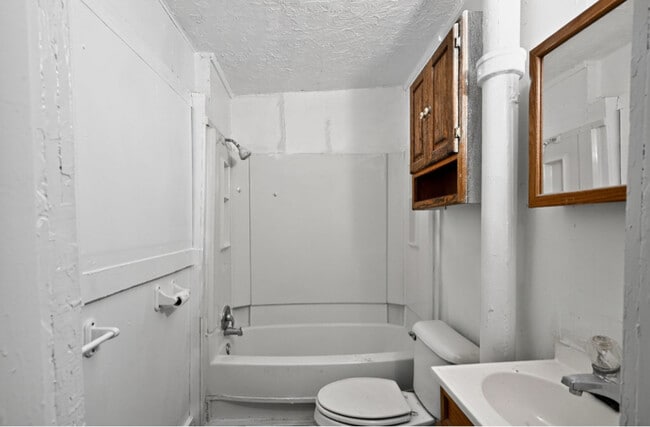 Photo - 979 W King St