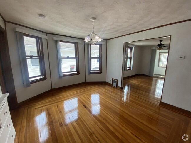 Building Photo - 124 Willis Ave Unit 2 Rental