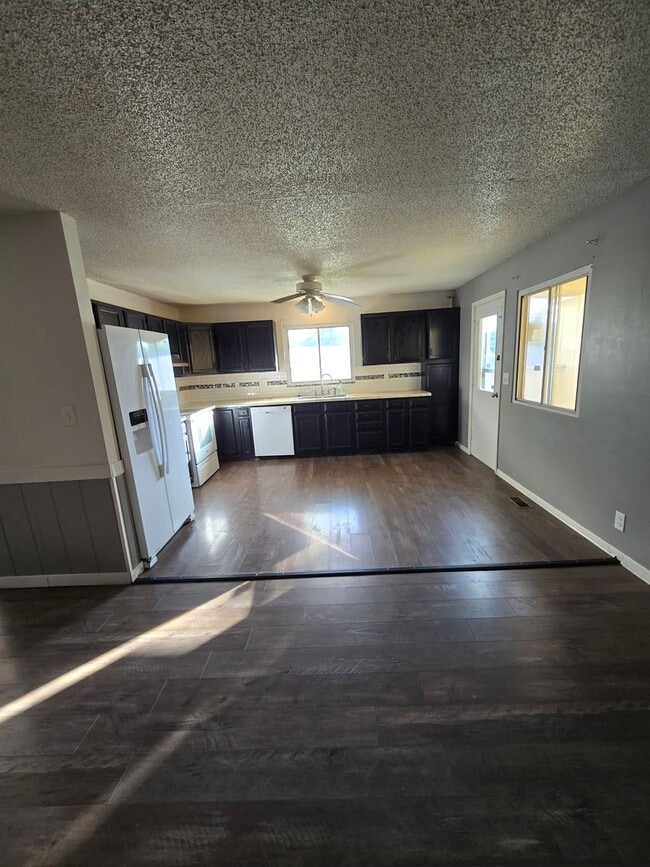 Building Photo - 4 bedroom 2 bath house