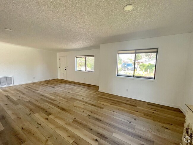 Building Photo - HOUSE - VILLAGE OF OAK CREEK