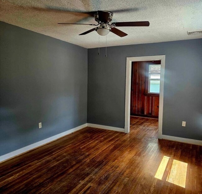 Photo - 3 bed house in Fulton Hill! Enjoy the beautiful neighborhood, central hvac, laundry, yard!