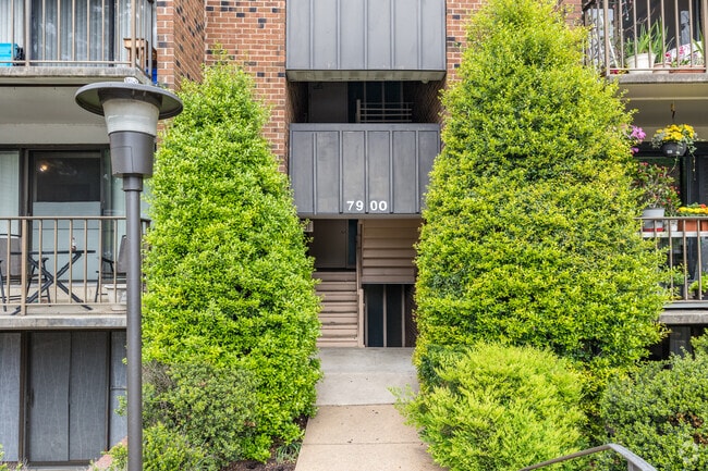 Entrance - Heritage Court Condominiums