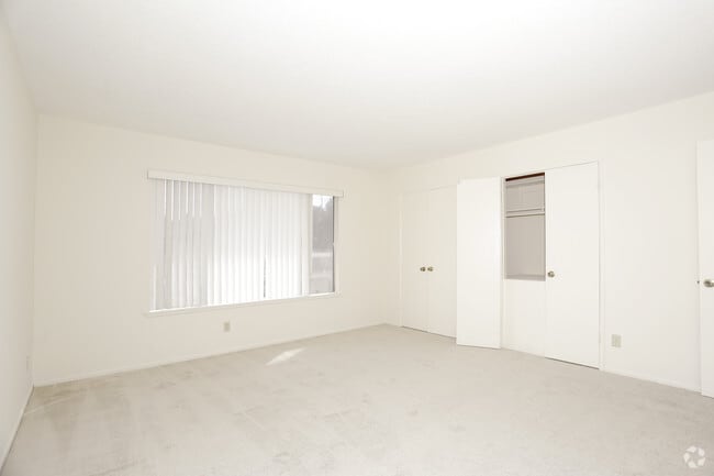 2BR, 1.5BA - 960 SF