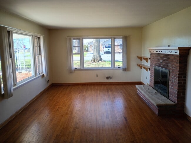 Photo - 395 W Newport Rd