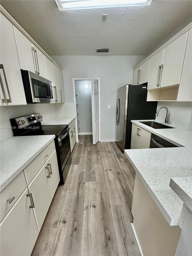 607 NE 35th Ave