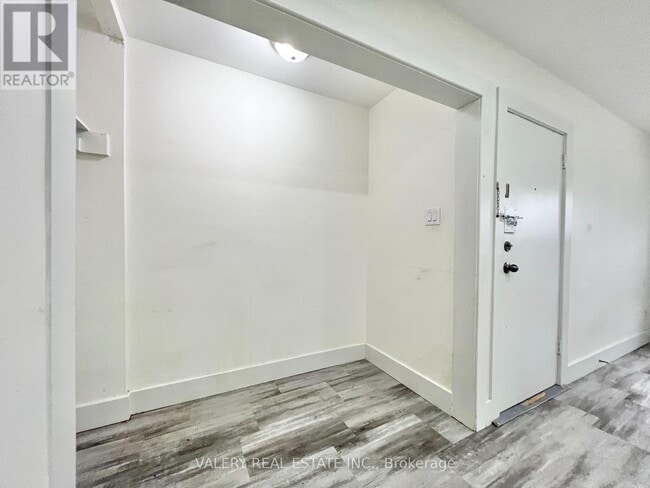 Photo - 15 Stavebank Rd S Unit 4