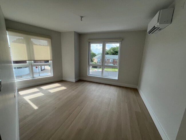 Building Photo - 77-63 Vleigh Pl Rental