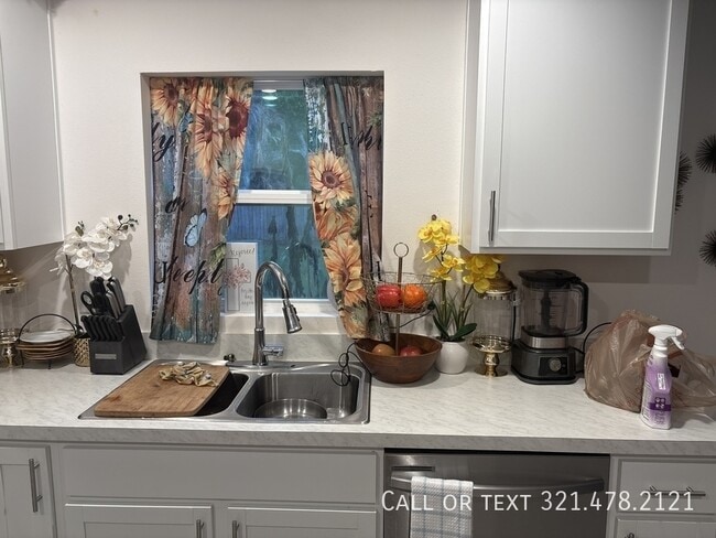 Photo - 567 Poplar St SE