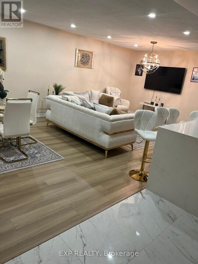 Photo - 671 Adelaide Ave E