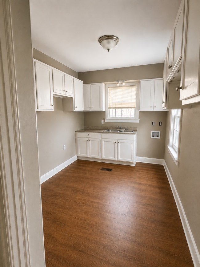 Photo - 605 E McKellar Ave