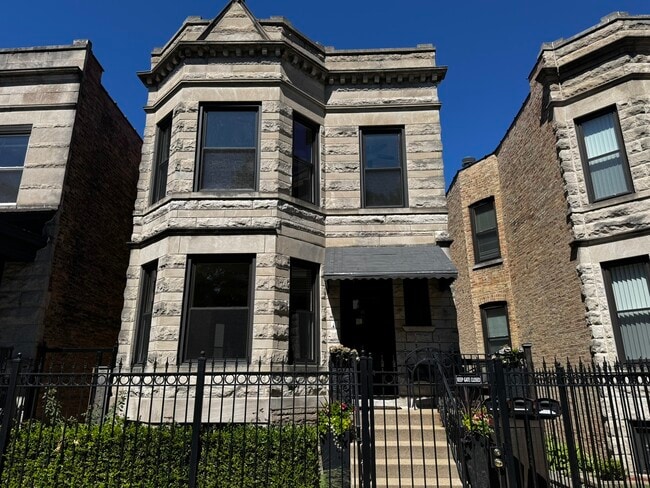 Building Photo - 2424 N Mozart St