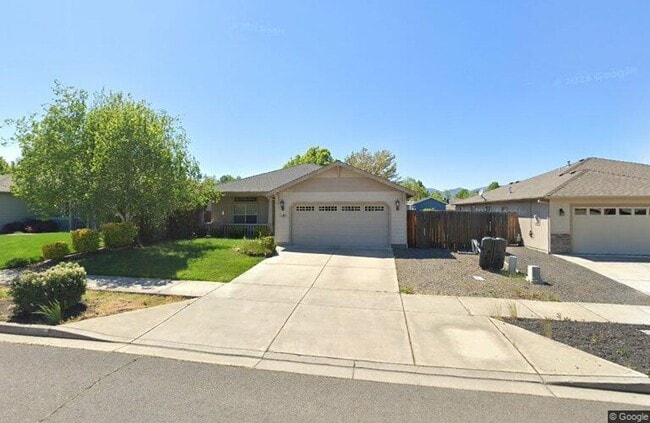 Building Photo - 3 Bedroom 2 Bath Single Family Home with F...