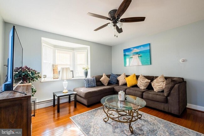 Photo - 700 Charing Cross Rd