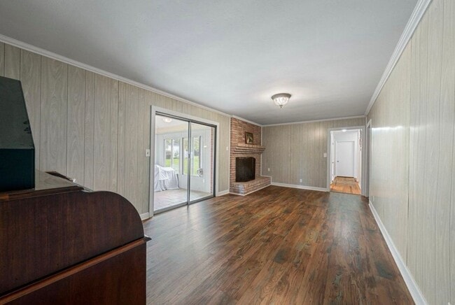 Photo - 3 Bed/2 Bath Home with 2 Car Garage