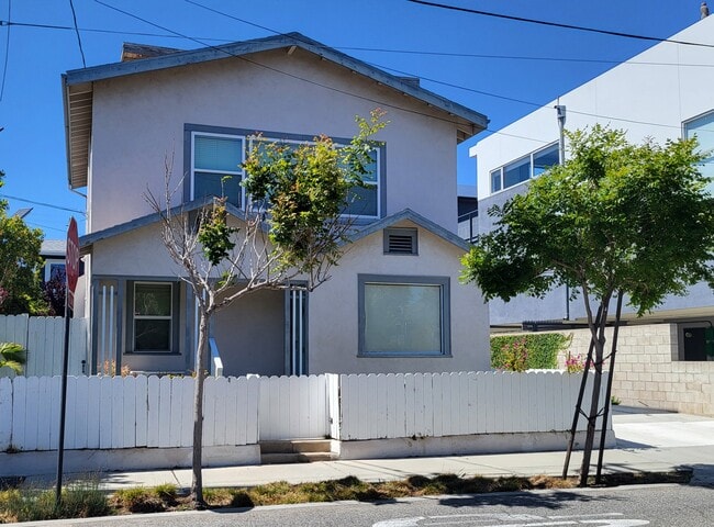 Photo - 803 Navy St House