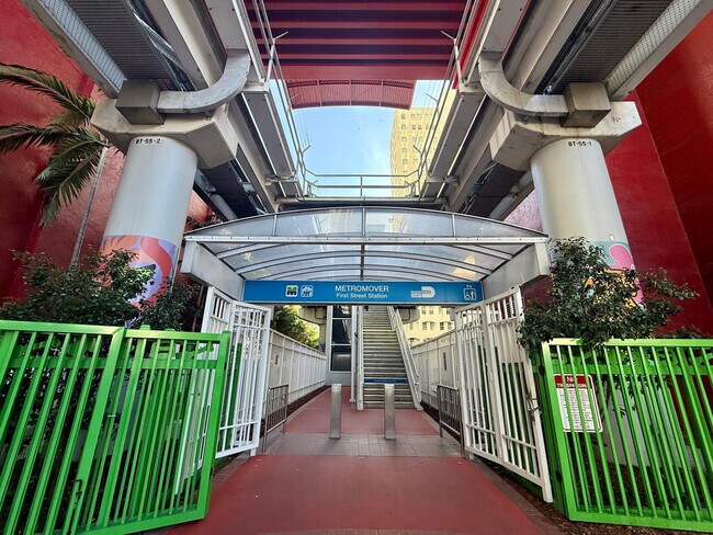 Photo - 133 NE 2nd Ave Unidad 2215