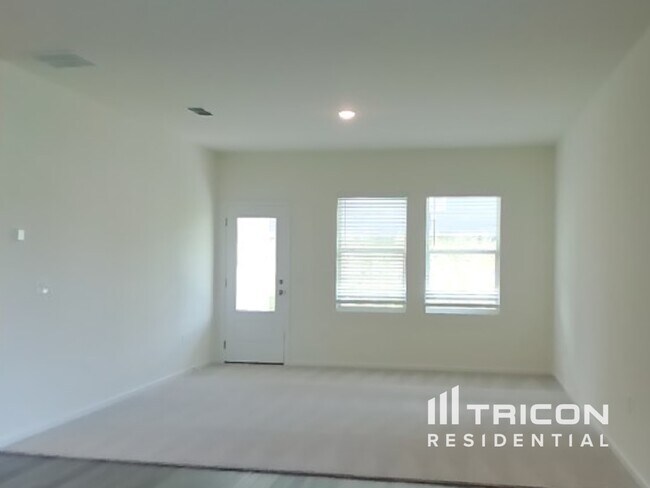 Photo - 1050 Large Poppy Dr