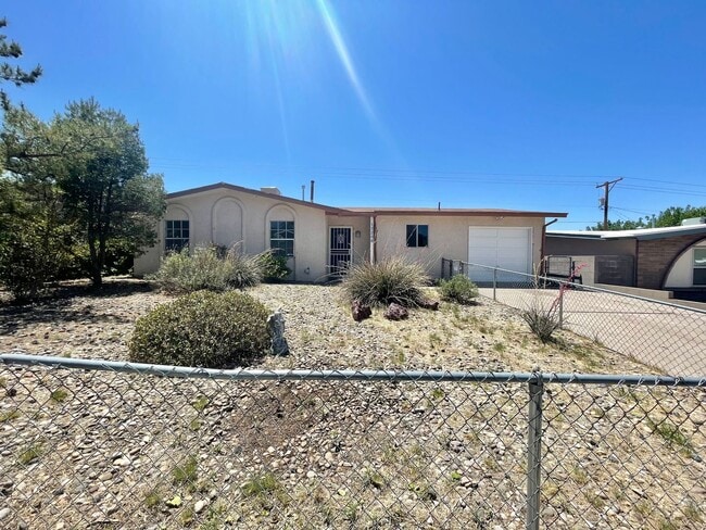 Charming 3 Bed 2 Bath! - Charming 3 Bed 2 Bath! House