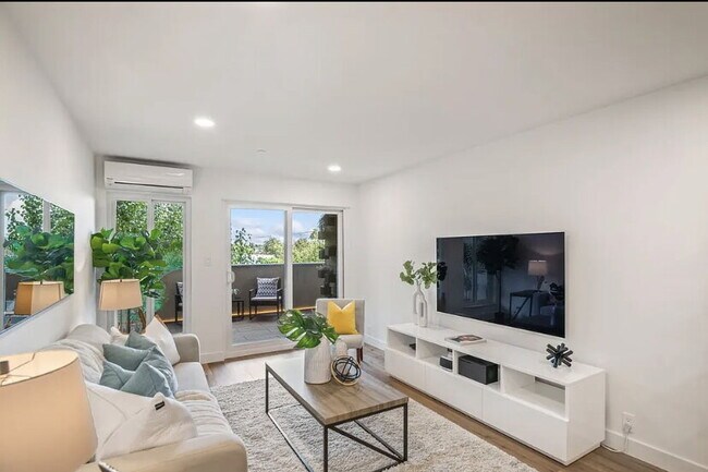 Photo - Entire interior is elevated in a modern an... Apartamento